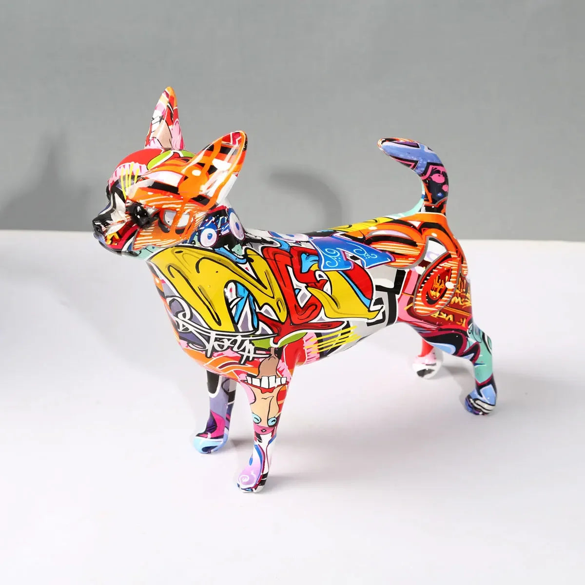 Escultura decorativa Pinscher colorida